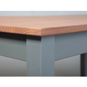 Tavolo moderno in legno massello con gambe color grigio