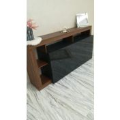 Credenza Madia a 4 ante con un ripiano in finitura Marmo Lucido Nero e Noce Dark