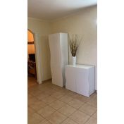 Credenza Madia salvaspazio a 2 ante sagomate, bianca laccata lucida, linea onda