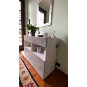 Credenza Madia moderna, 1 anta ribalta 1 cassetto, finitura Bianco laccato lucido e Beton