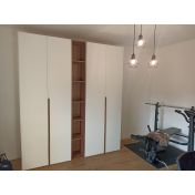 Moderno Armadio scontato 4 ante battenti con libreria, finitura Noce bianco 