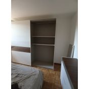 Economico Maxi Armadio moderno con ante scorrevoli, Bianco Opaco con fascia Noce Dark