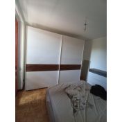 Economico Maxi Armadio moderno con ante scorrevoli, Bianco Opaco con fascia Noce Dark