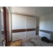Economico Maxi Armadio moderno con ante scorrevoli, Bianco Opaco con fascia Noce Dark
