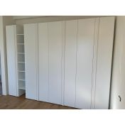 Capiente Armadio moderno con libreria, 7 ante, finitura Bianco opaco e Rovere bianco 