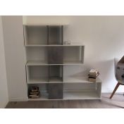 Libreria Bianca e grigio cemento dal design moderno