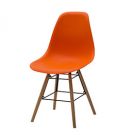 Sedia di Design Arancio con gambe in Legno, seduta in pvc