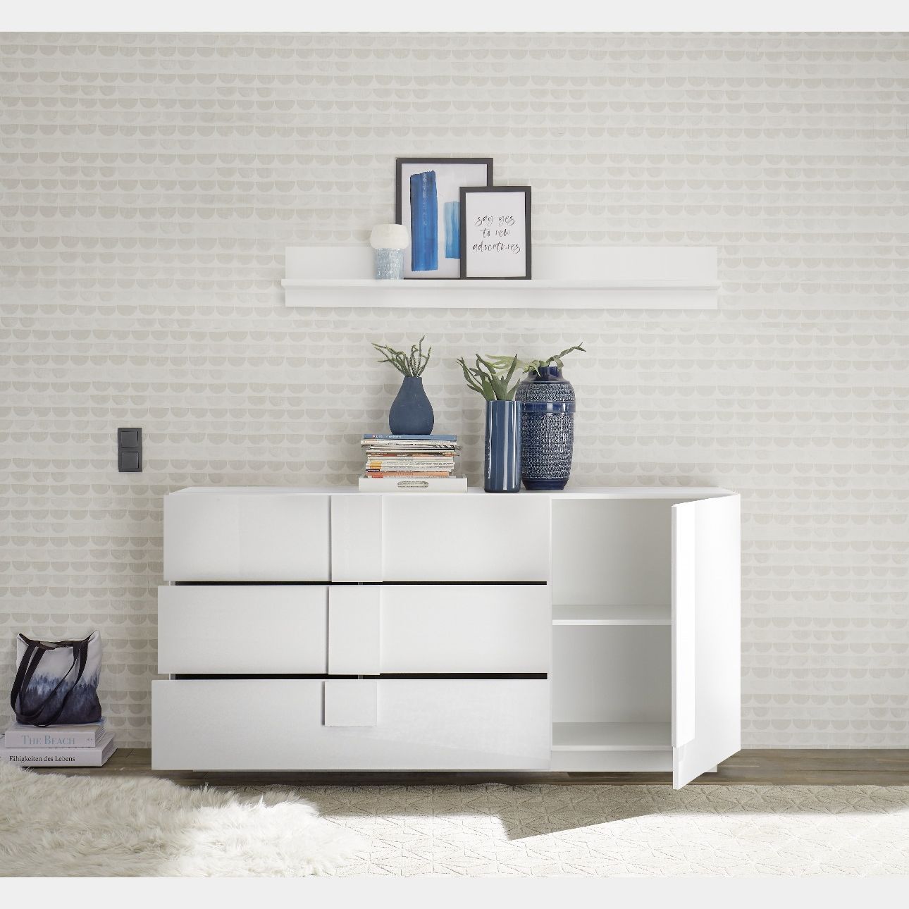 Soggiorno bianco in offerta con tavolo, credenza e colonna in finitura  Bianco laccato lucido