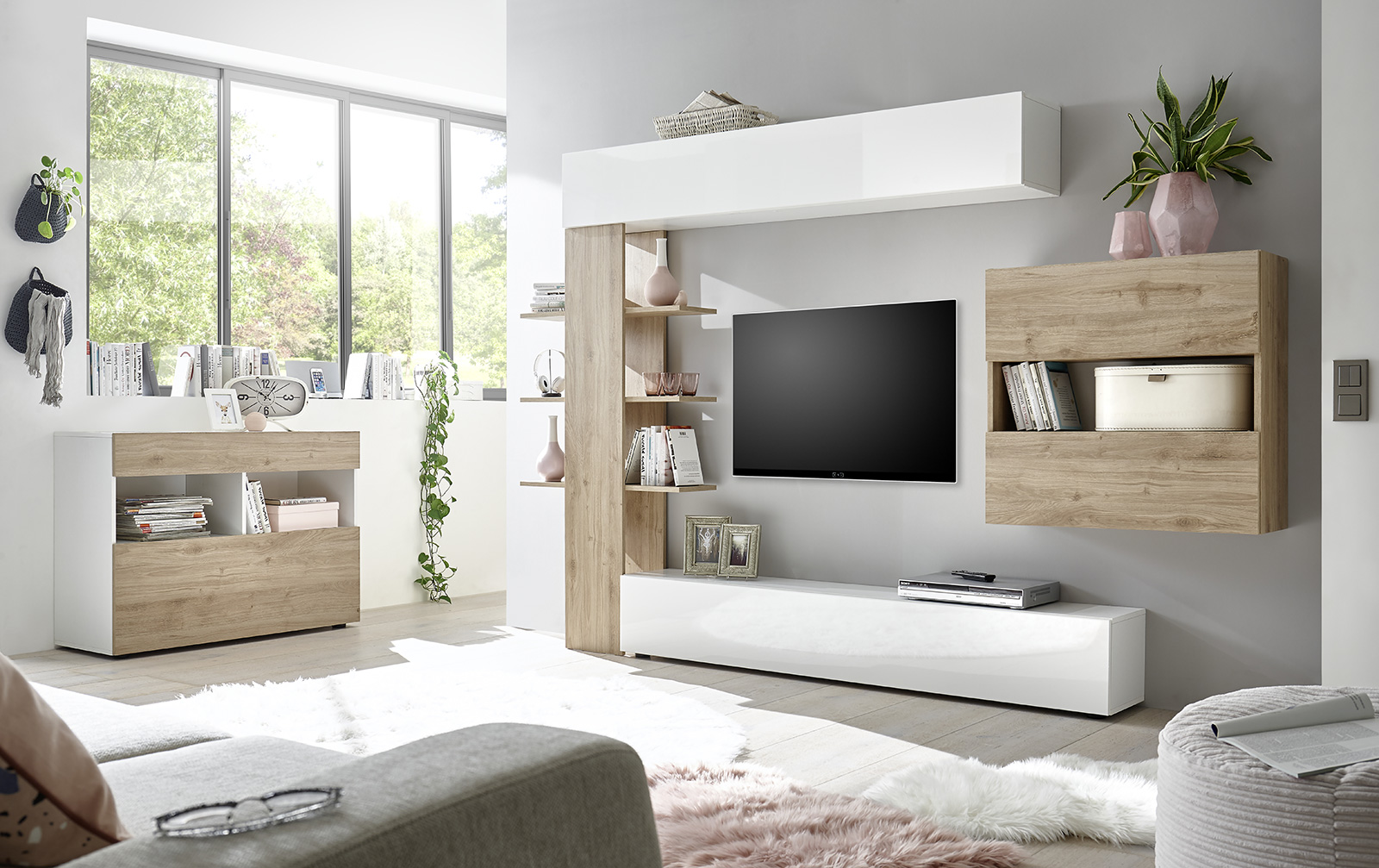 Sala moderna con parete attrezzata e madia, finitura Bianco Lucido e Rovere Cadiz