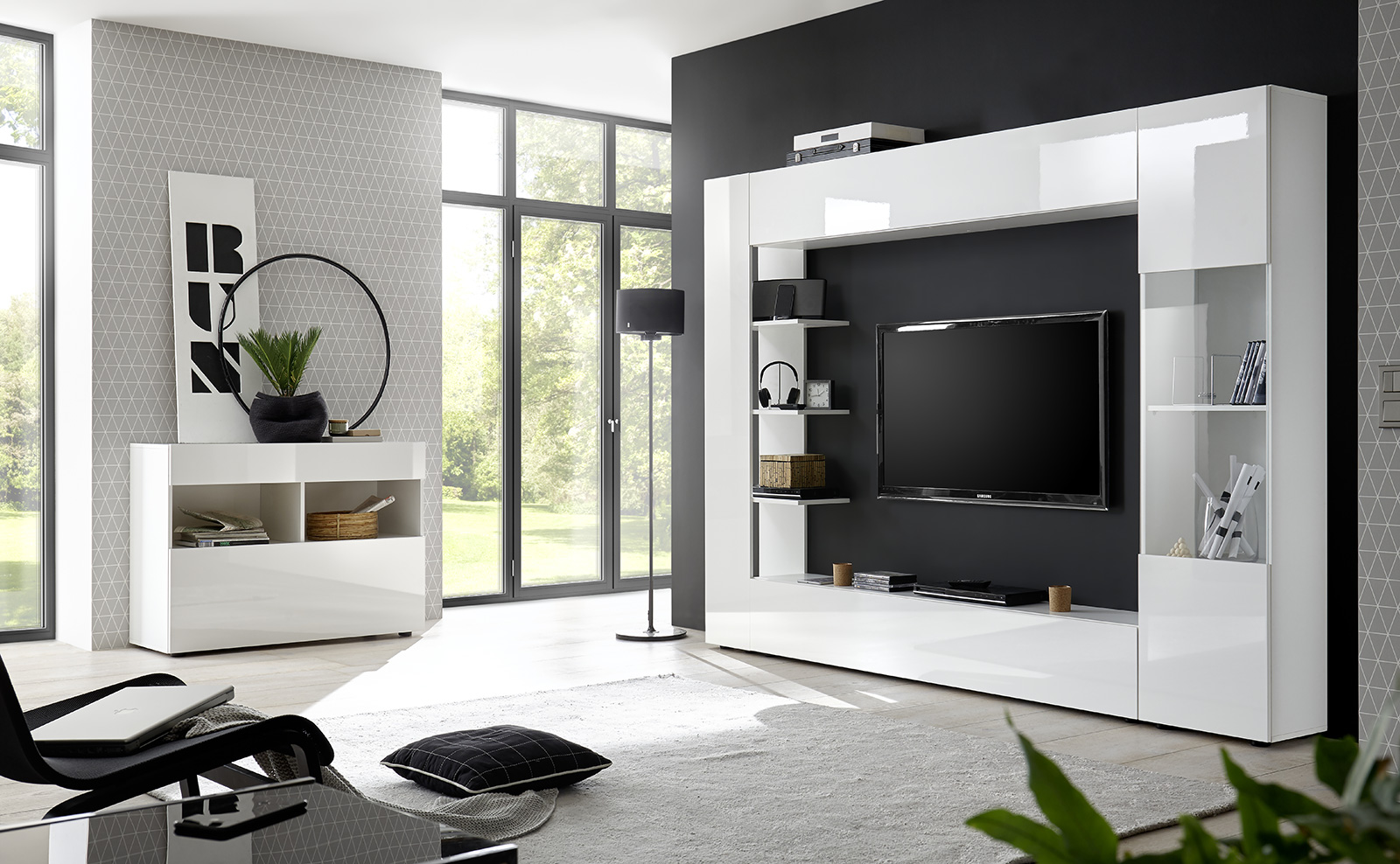 Sala moderna con parete attrezzata e madia, finitura Bianco Lucido