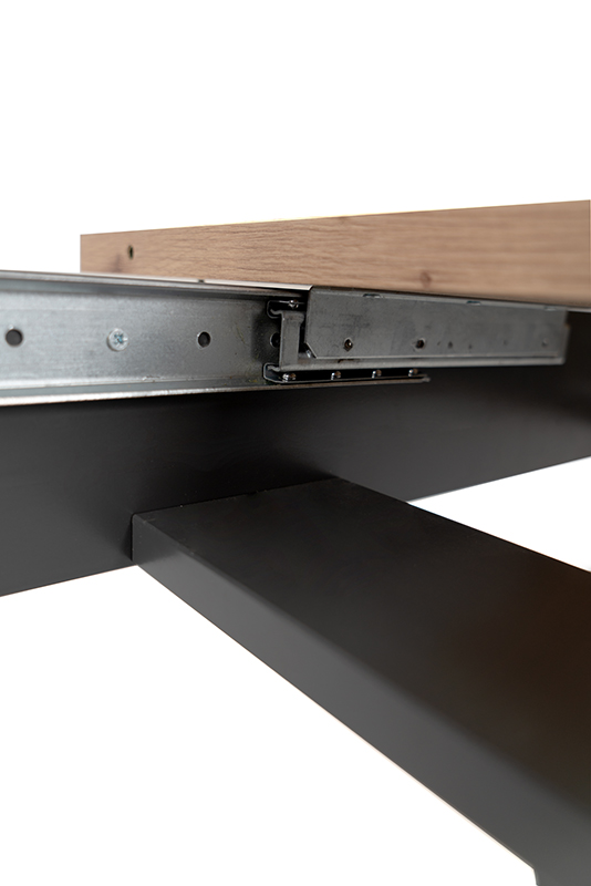 Tavolo Industry allungabile in finitura Rovere nodato con struttura in antracite