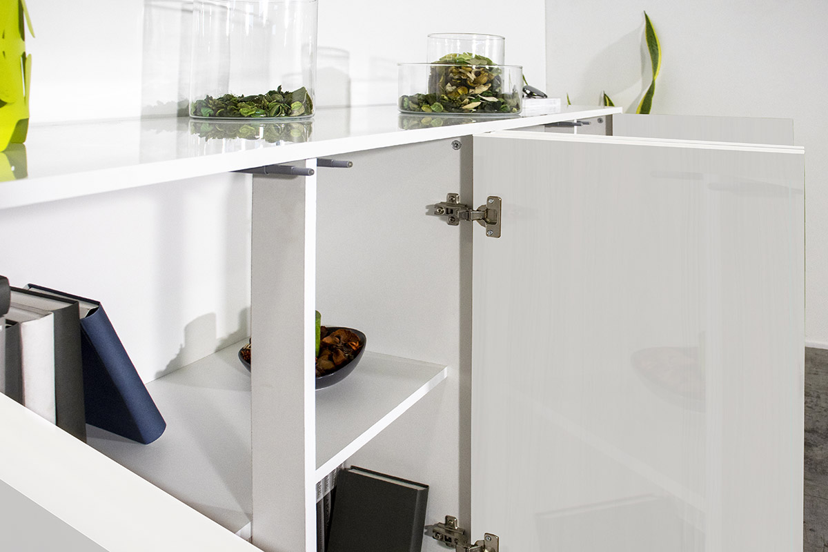 Pratica e moderna madia con quattro ante in finitura bianca laccata lucida