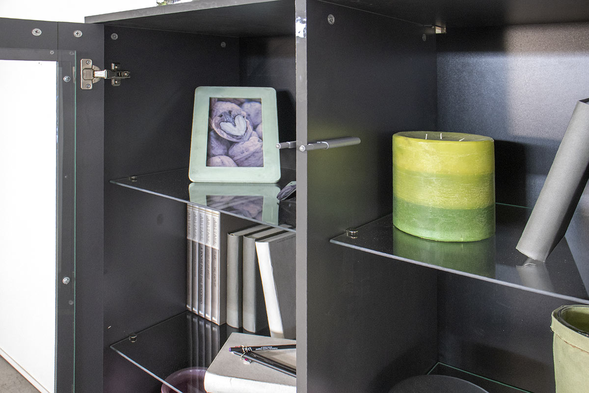 Vetrina di design in finitura antracite laccata lucida