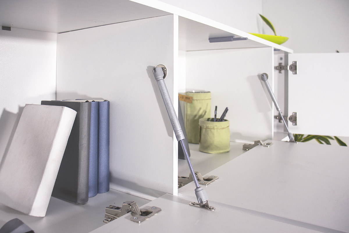 Moderna madia con cinque ante a ribalta e due ante battenti in finitura bianco laccato lucido  