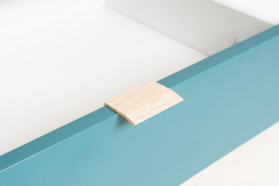 Madia Lavik con gambe in legno, 2 ante 2 cassetti, finitura Quercia, Bianca, Petrolio e Grigia