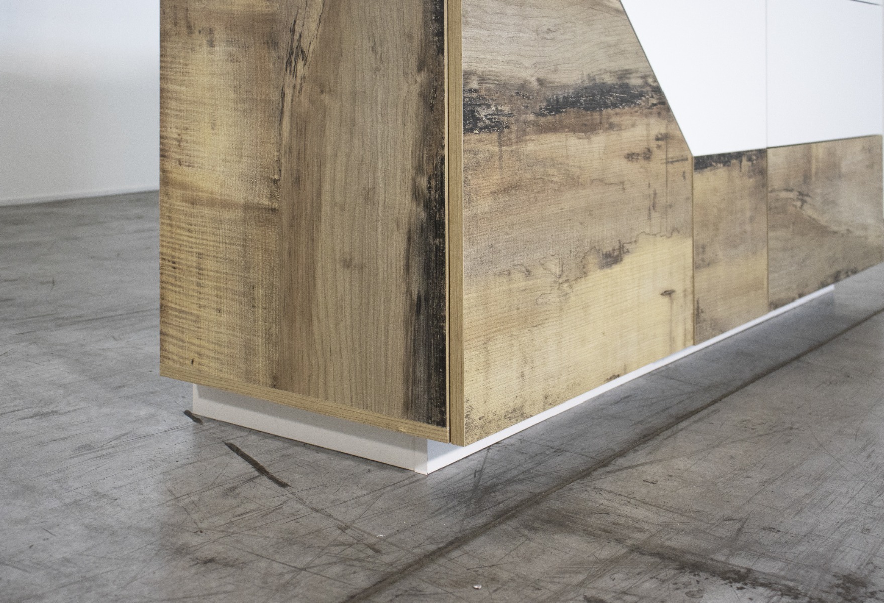 Economica Madia geometrica moderna 2 ante e 3 cassetti, Bianco lucido e Pero