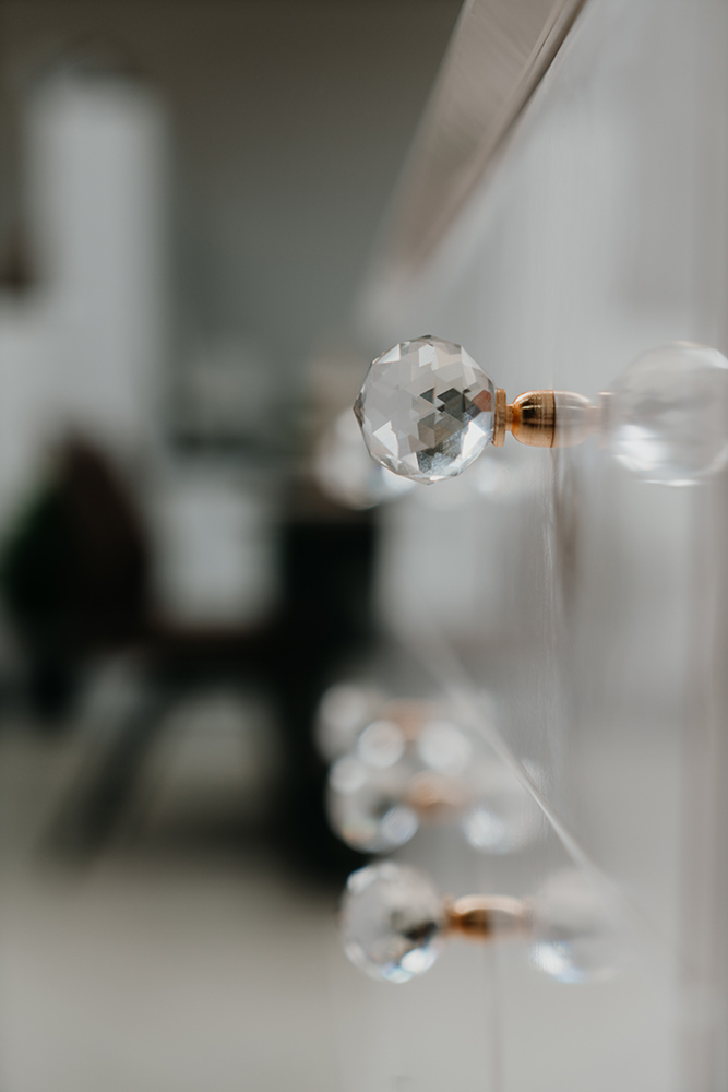 Madia Oslo con 3 ante e 3 cassetti in finitura bianco e oro