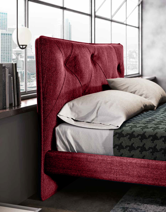 Letto matrimoniale ciliegia in tessuto, con testata retrofinita