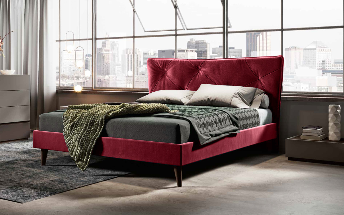 Letto matrimoniale ciliegia in tessuto, con testata retrofinita