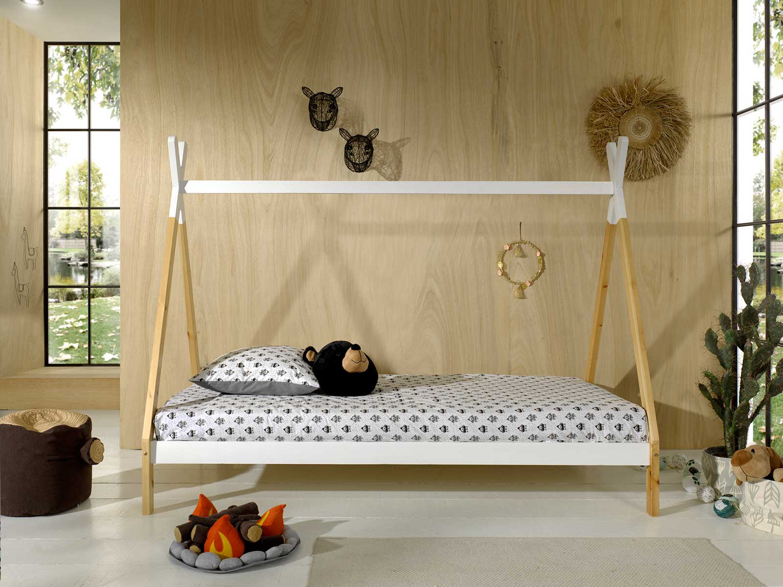 Letto singolo montessoriano per camerette, design tenda indiana, Pino naturale e Bianco laccato