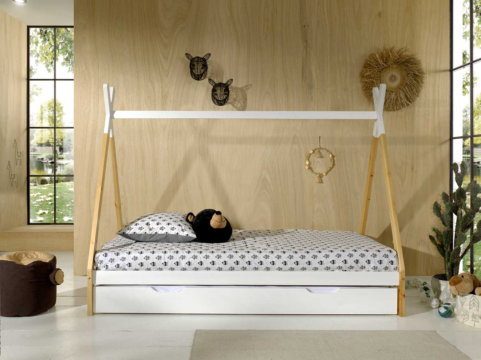 Letto singolo montessoriano per camerette, design tenda indiana, Pino naturale e Bianco laccato