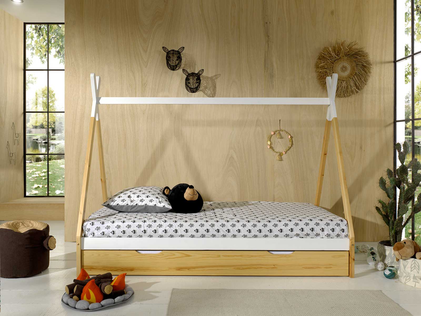 Letto singolo montessoriano per camerette, design tenda indiana, Pino naturale e Bianco laccato
