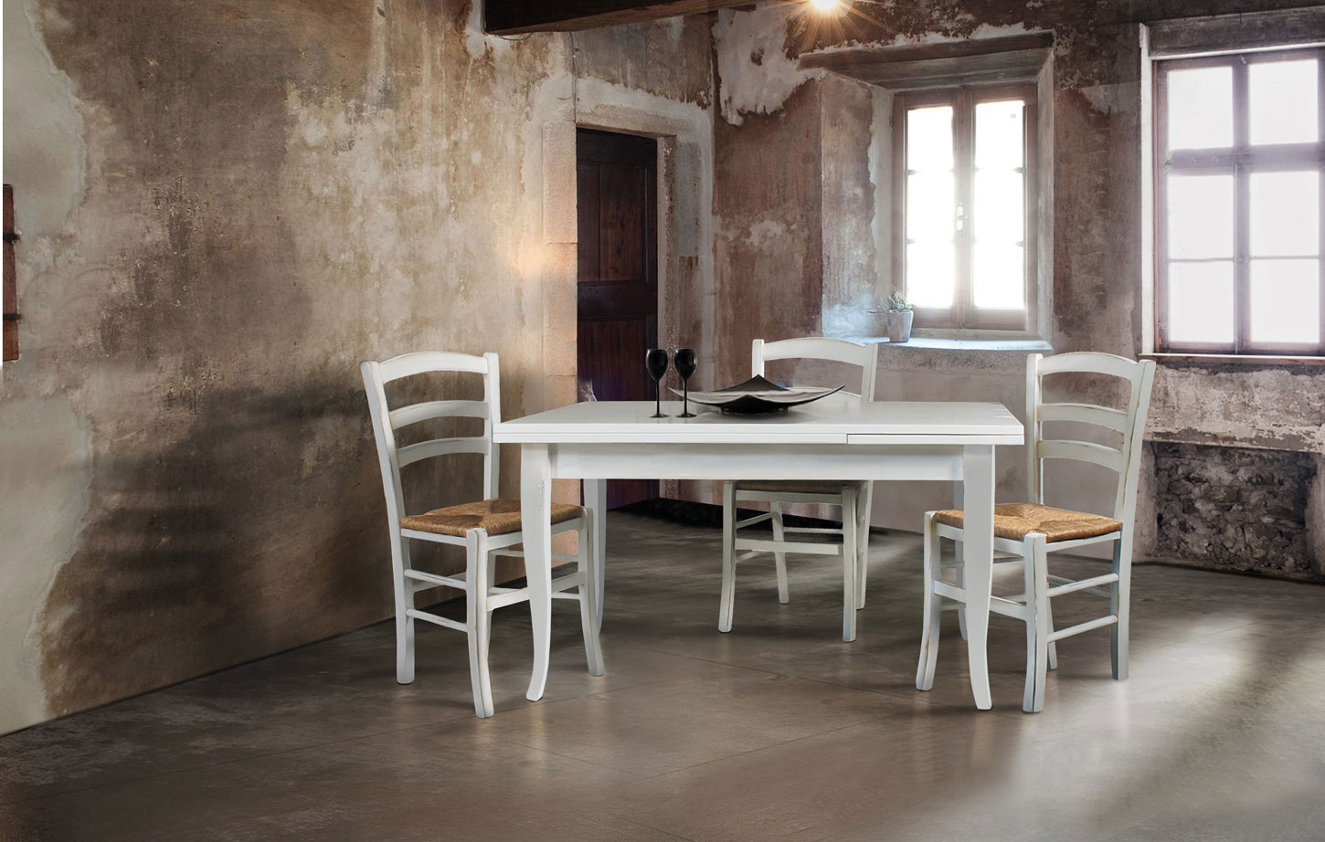 Tavolo allungabile in legno, bianco opaco, gambe a sciabola, con sedie comprese