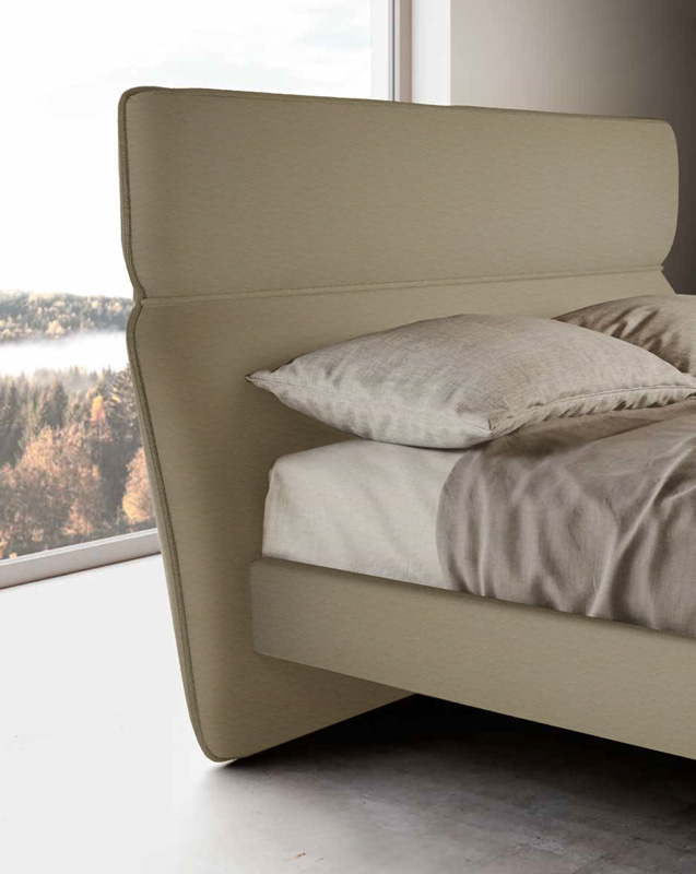 Letto matrimoniale ecopelle con testata retrofinita, finitura fango 