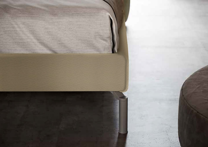 Letto matrimoniale ecopelle con testata retrofinita, finitura fango 