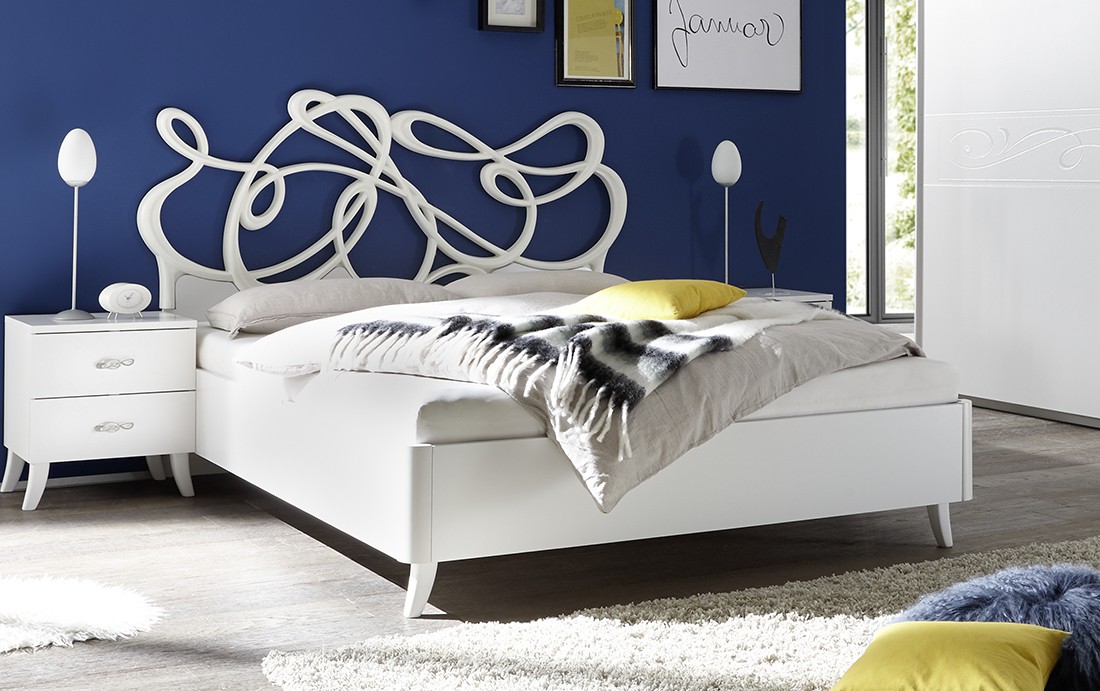 Letto matrimoniale bianco opaco con testiera lavorata