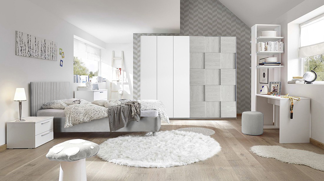 Camera da letto offerta bianca e grigia