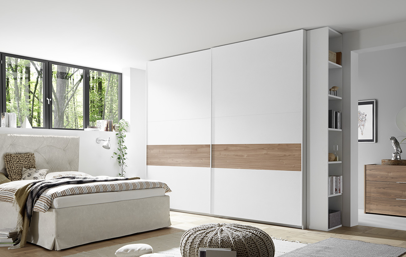 Armadio moderno con ante scorrevoli, Bianco Opaco e fascia Noce Stelvio