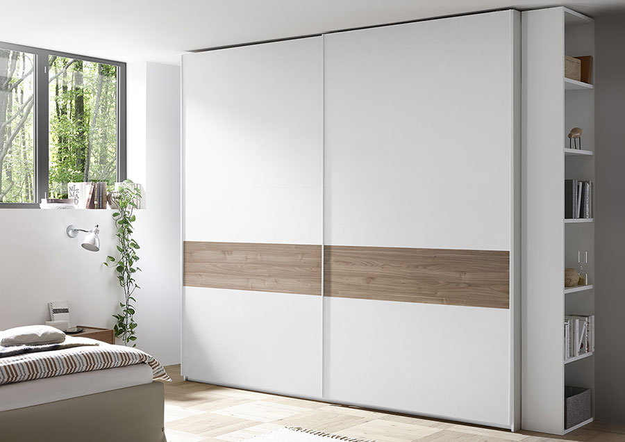 Armadio moderno con ante scorrevoli, Bianco Opaco e fascia Noce Stelvio