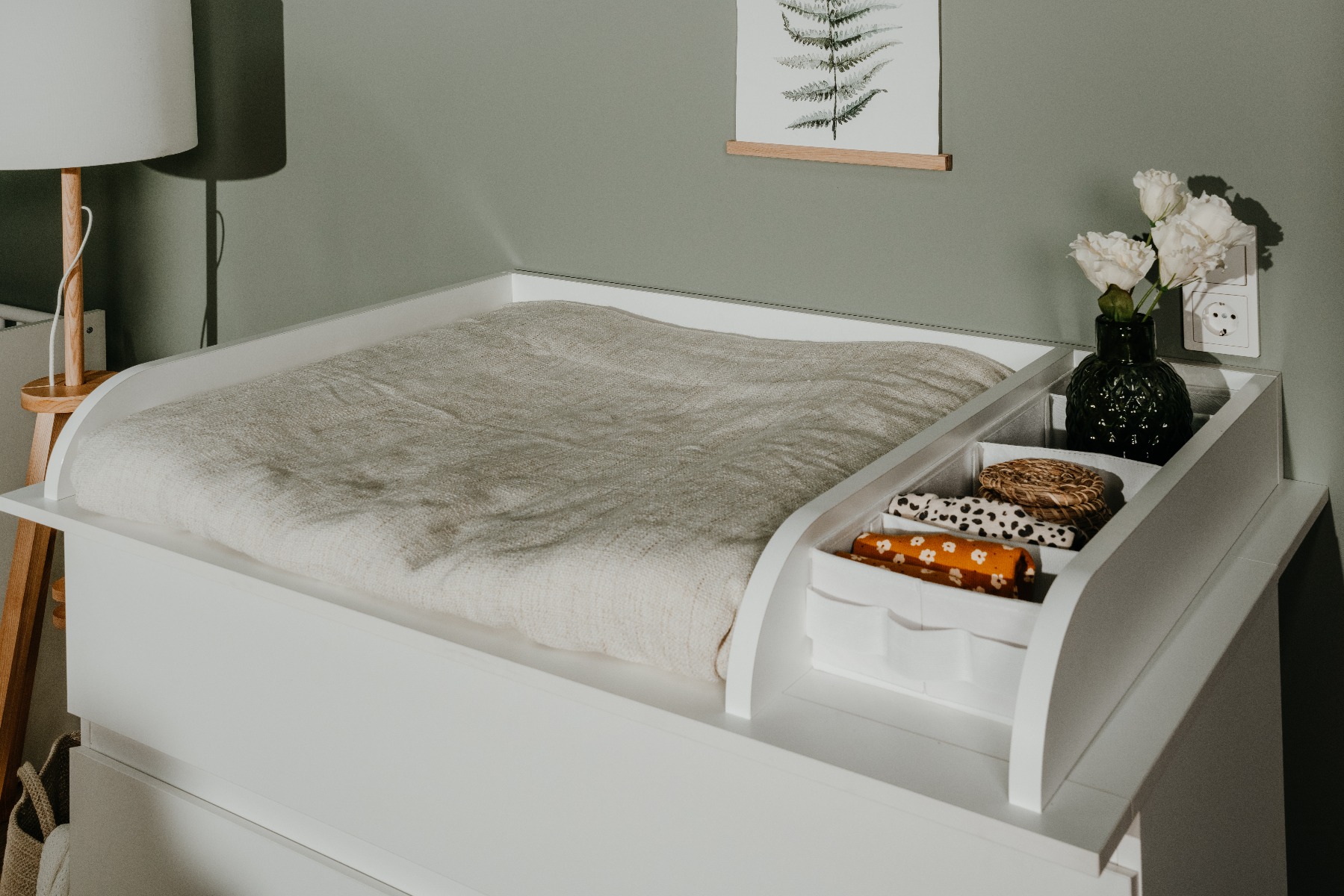 Mobiletto fasciatoio con 2 ante 1 cassetto, finitura Bianco