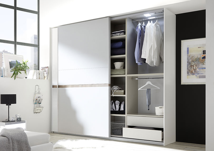 Armadio 2 ante scorrevoli scontato, moderno e in finitura Bianco Opaco e inserto Noce Stelvio