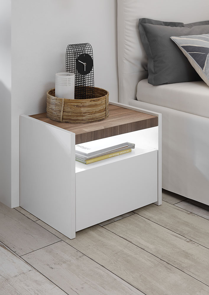 Camera matrimoniale con letto in ecopelle tabacco, armadio con anta noce dark H.248 e comodini bianchi opachi