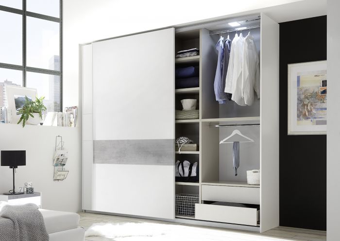 Camera matrimoniale con letto in ecopelle bianco, armadio con fascia beton e comodini bianchi opachi