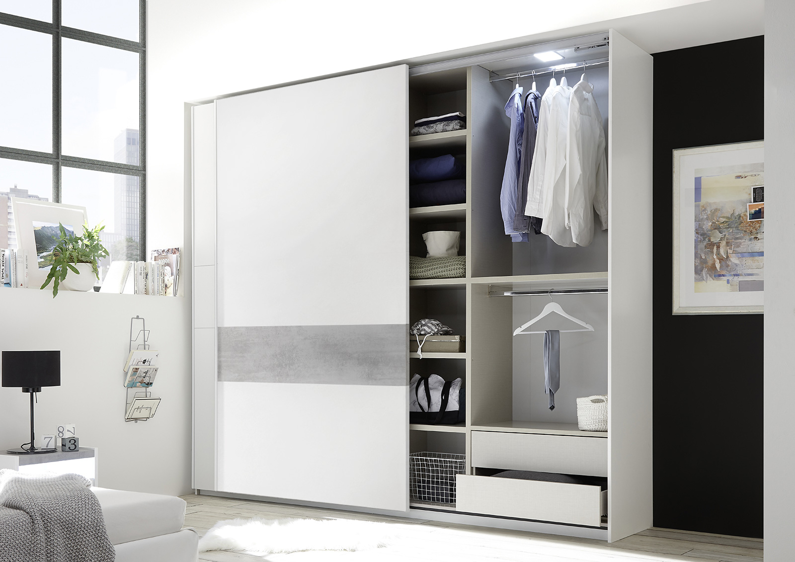 Camera matrimoniale con letto in tessuto grigio, comodini bianchi opachi e  armadio con fascia beton H.248