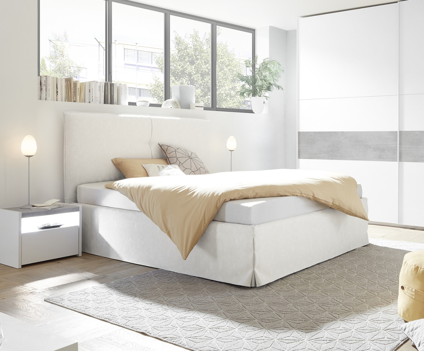 Camera matrimoniale con letto in ecopelle bianco, armadio con fascia beton e comodini bianchi opachi