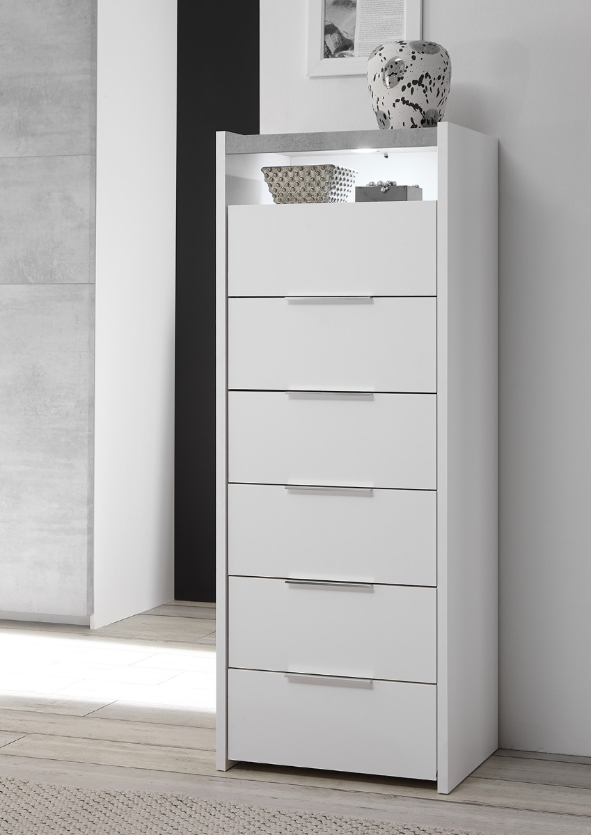 Camera matrimoniale con letto in ecopelle cemento, armadio con fascia beton e comodini bianchi opachi