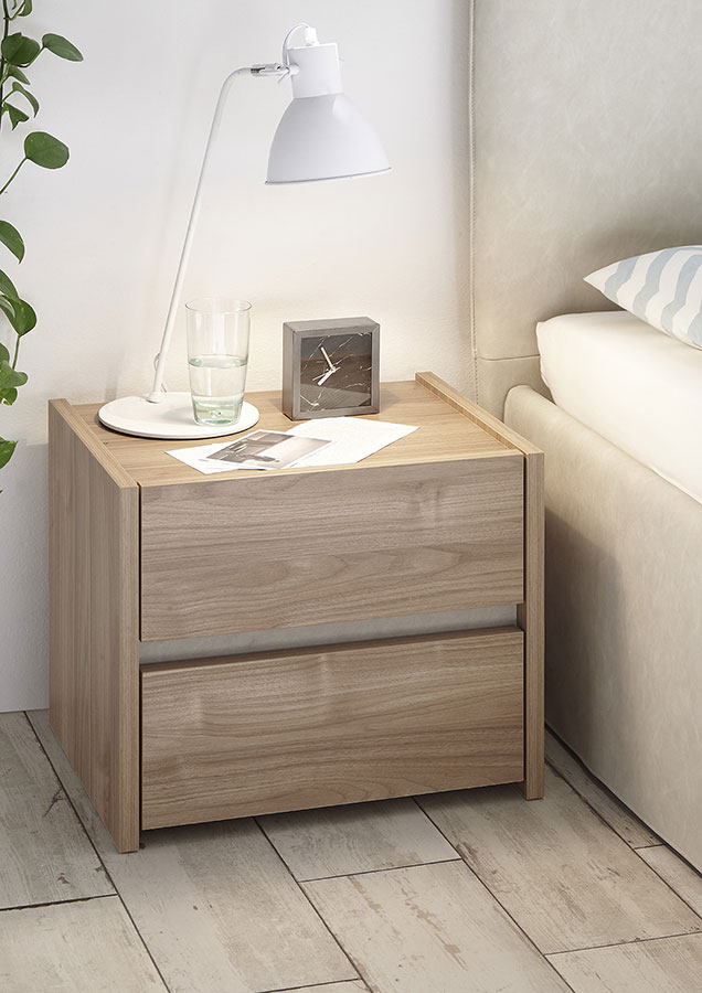 Coppia di convenienti comodini a due cassetti, in finitura Noce chiaro e Argilla
