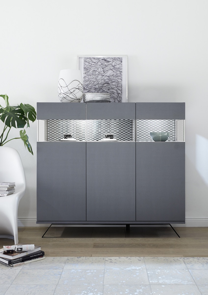 Madia alta 3 ante, in finitura carbonio e piedino in ferro nero