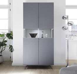 Sala moderna composta da Vetrina e Madia in finitura carbonio con piedino in ferro nero