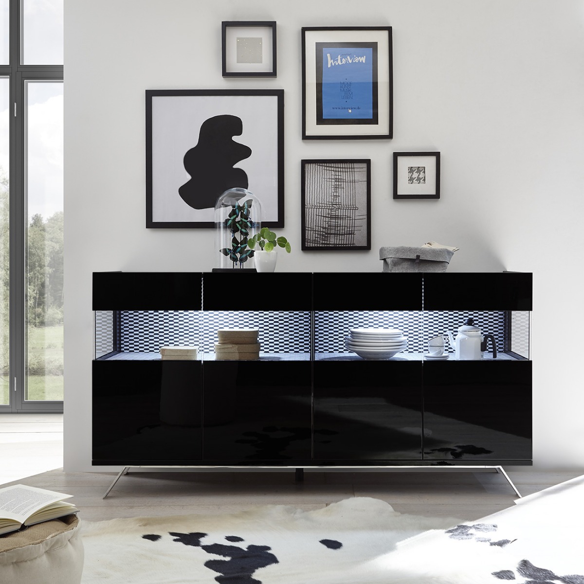 Sala composta da Vetrina e Madia in finitura nero lucido con piedino in ferro