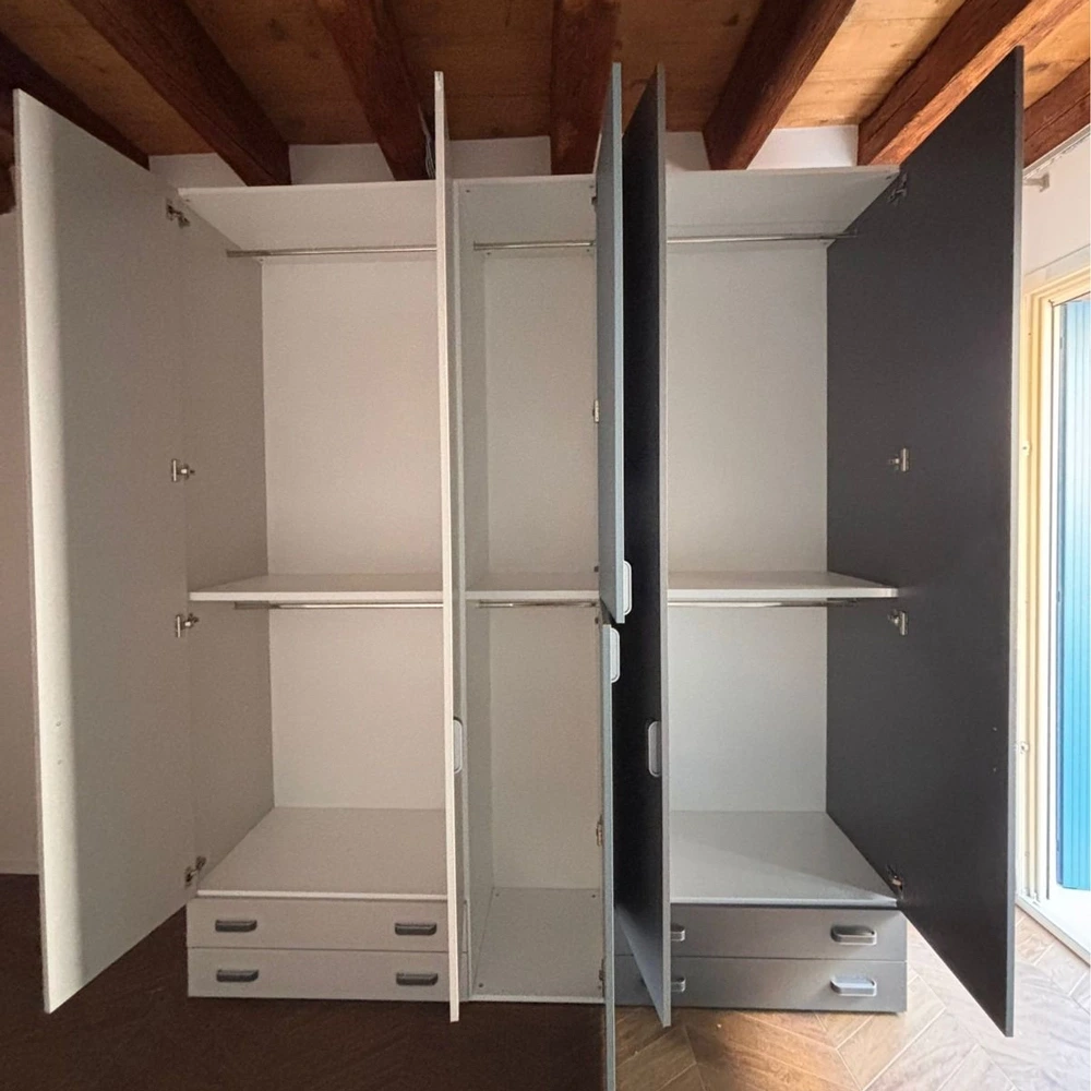 Armadio moderno L.241 a 6 ante e 4 cassetti H.257, finiture Grigio Dorian, Cadaques e Grigio Titanio