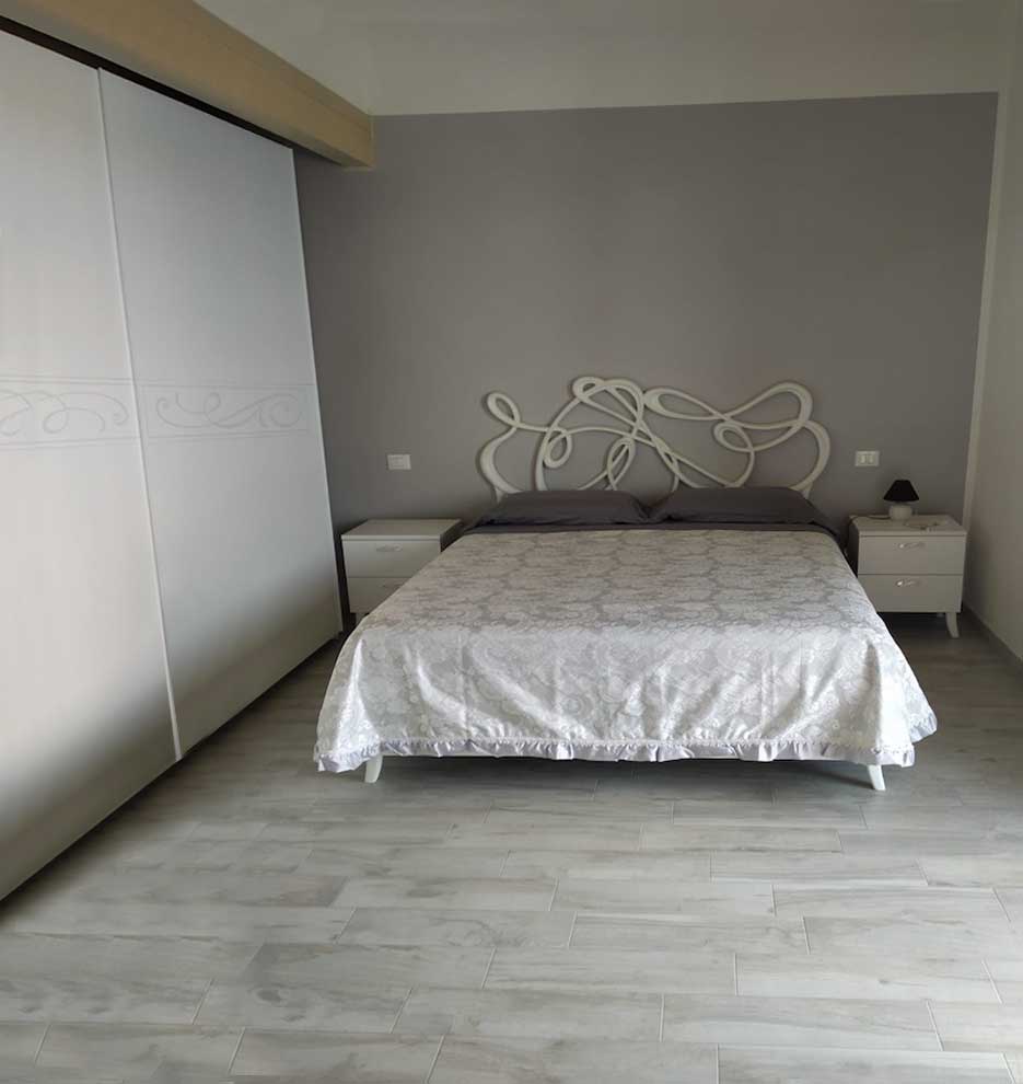 ACQUISTA ANCHE TU Letto matrimoniale con testiera lavorata, finitura bianco opaco 