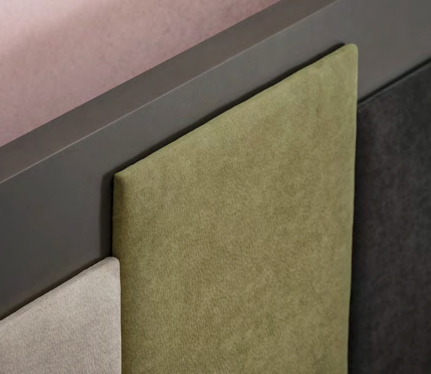 Letto matrimoniale Yan in finitura Grafite con inserti in tessuto