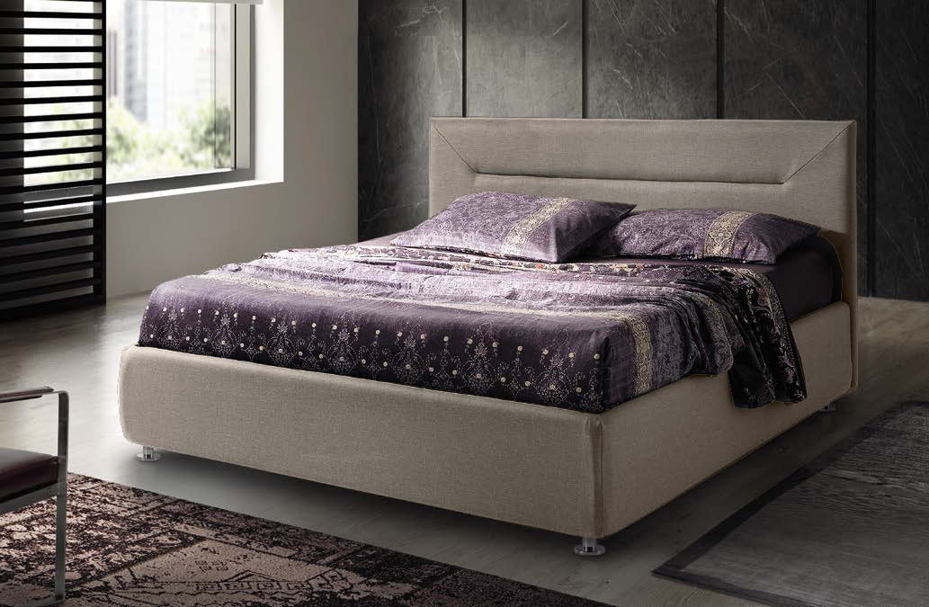 Letto in tessuto matrimoniale, finitura Terra con piedini cromati