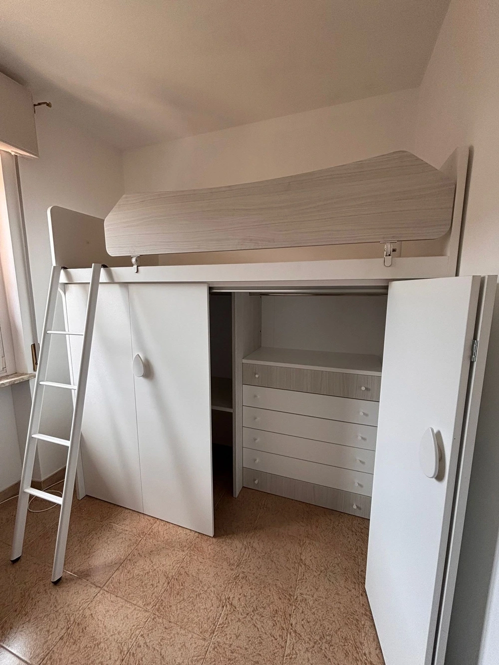 castello moderno con armadio