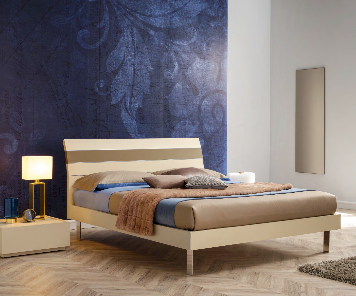 Letto matrimoniale Franklin con testata curva, in Champagne laccato e Tabacco laccato